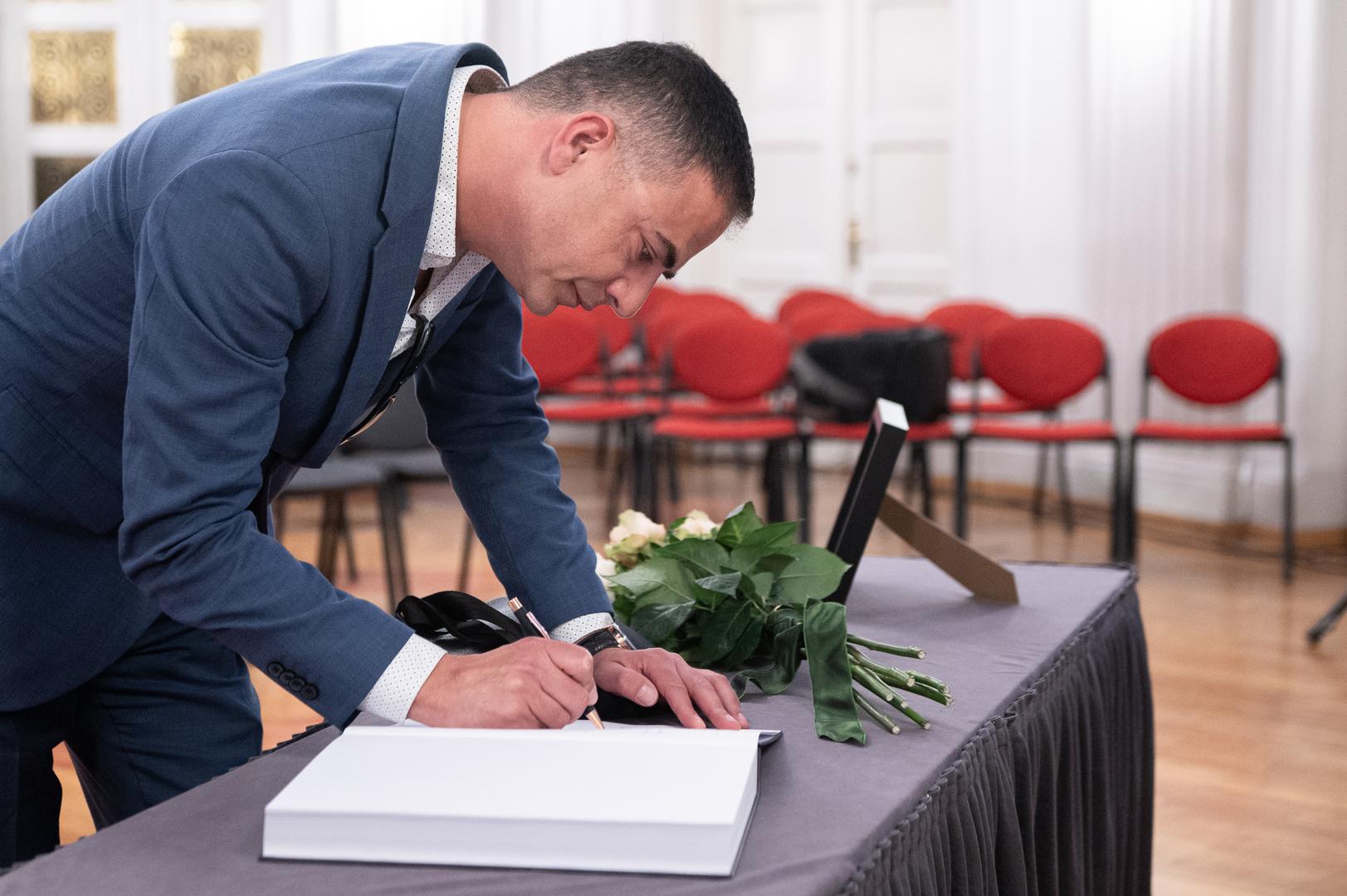 Podsjetio je i da je Moralić 2025. primila nagradu HND-a za najbolju televizijsku novinarku te istaknuo da će ostati upamćena kao osoba koja je ostavila velik trag u novinarskoj zajednici i kao kolegica koja je pokazivala solidarnost i empatiju.