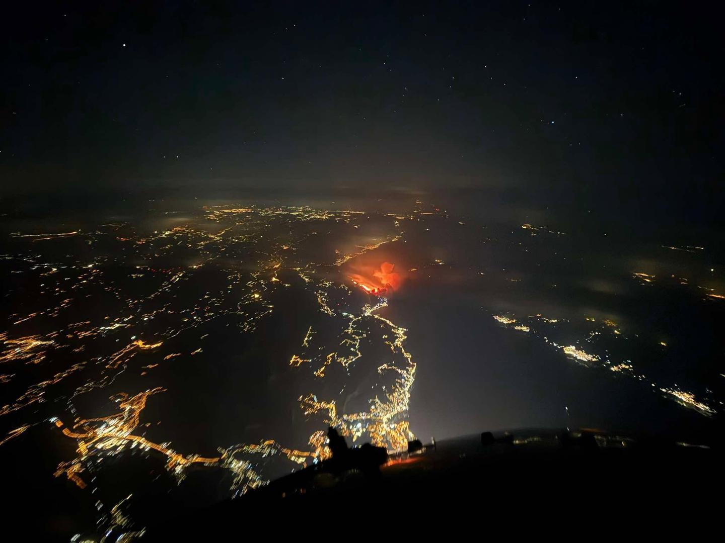 Facebook stranica "Vatrogasci - 193" objavila je fotografije snimljene iz zraka, iznad požarišta, koje pokazuju razmjere vatrene stihije.

