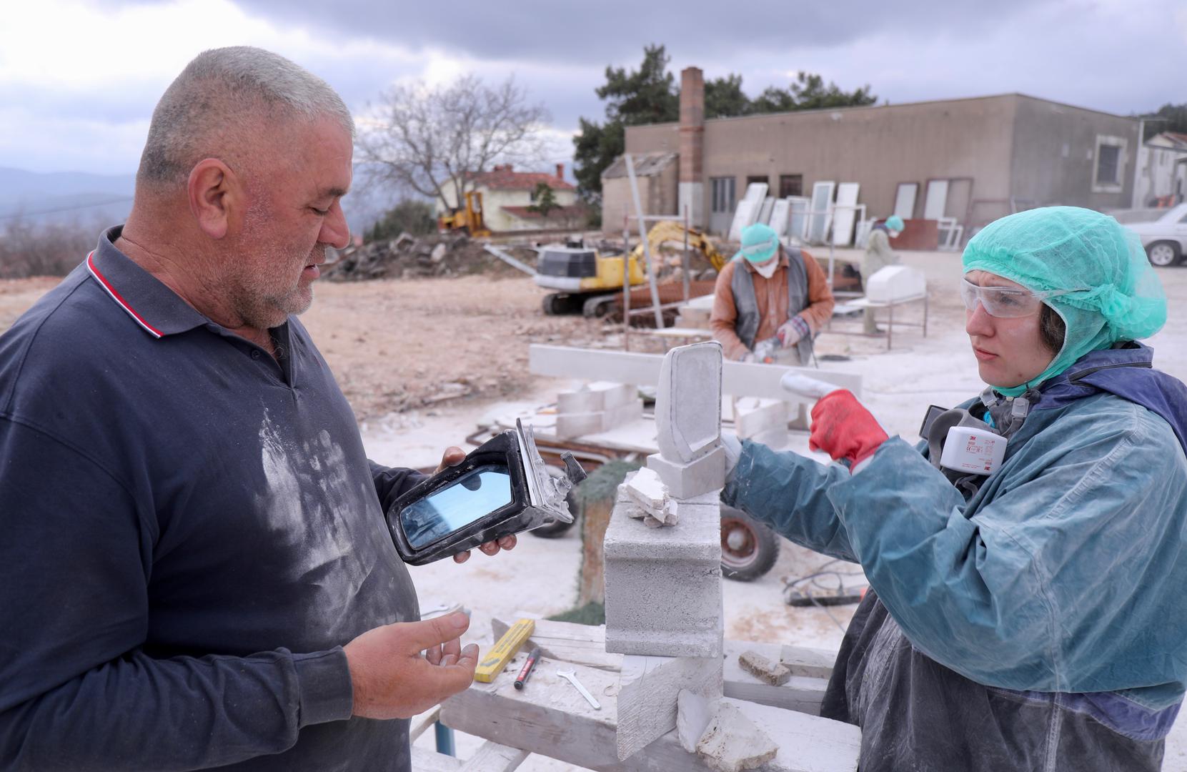 07.02.2024.,Imotski-Vrijedne ruke mladih umjetnika Roka Drzislava Rebica,,Emire Becirovic iz Ljubljane Karla Mrvosa iz Rijeke,Ive Japec i i Frana Marka Vlahinica iz Zagreba,uz nadzor inicijatora Ivana Topica Note svakodnevno klesu detalje spomenika Mercedesu koji se trebaju sklopiti i biti izlozeni ovog ljeta u Imotskom. Photo: Ivo Cagalj/PIXSELL