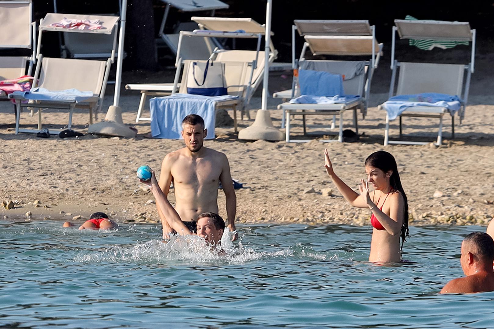 18.07.2024., Petrčane - Arijan Ademi odmara na plazi u Punta Skali. PRI KORISTENJU FOTOGRAFIJE ZASTITITI IDENTITET DJECE! (PREKRITI OCI) Photo: Sime Zelic/PIXSELL