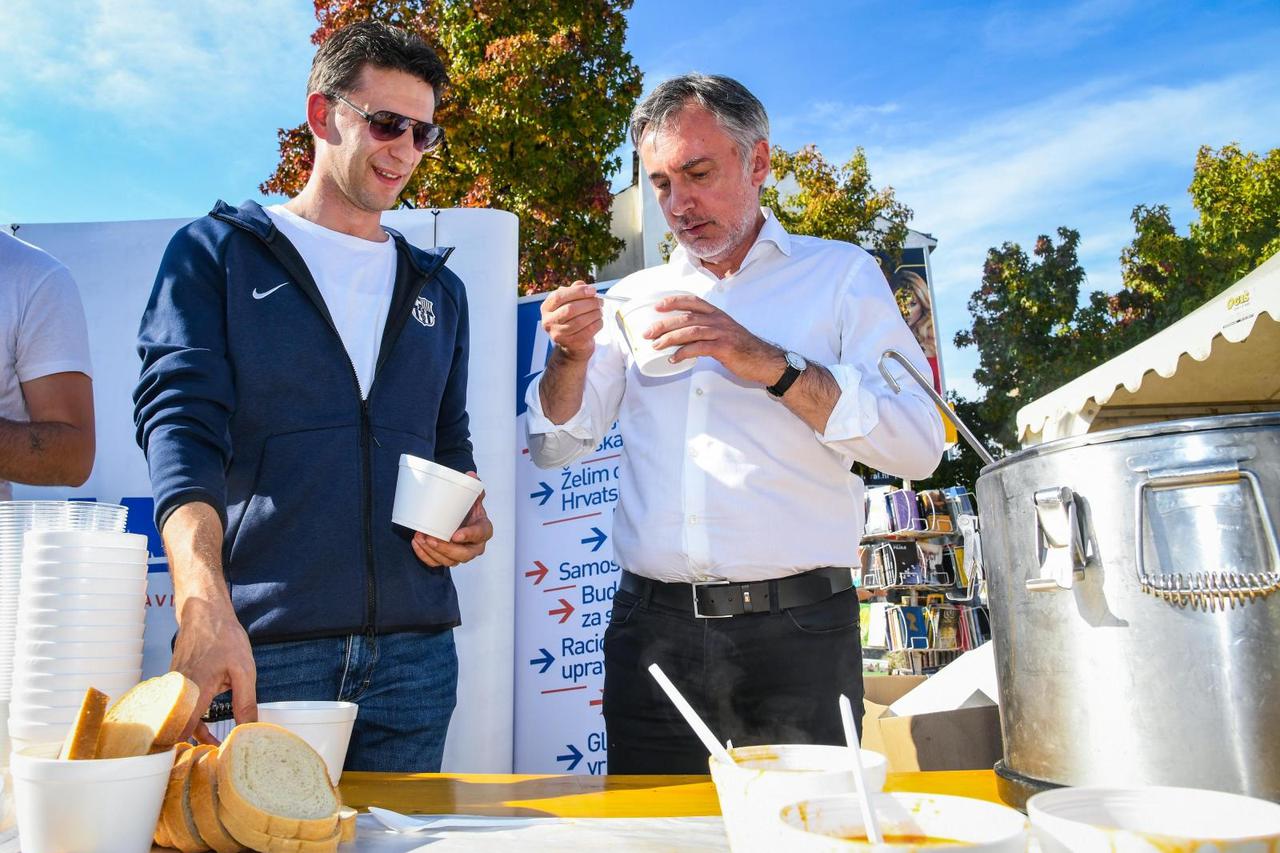 Zagreb: Miroslav Škoro s članovima Mosta dijelio grah na trešnjevačkoj tržnici