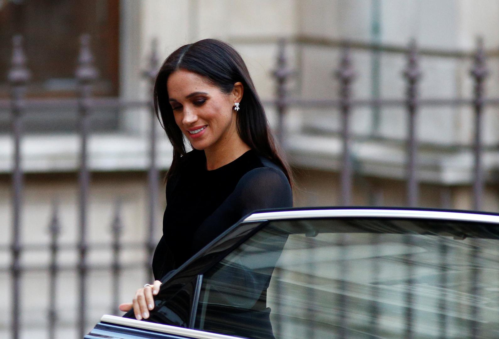 Meghan Markle u utorak navečer bila je na otvorenju izložbe "Oceania" u Royal Academy of Arts. Prvi put se vojvotkinja od Sussexa u javnosti pojavila bez ostalih članova kraljevske obitelji. 