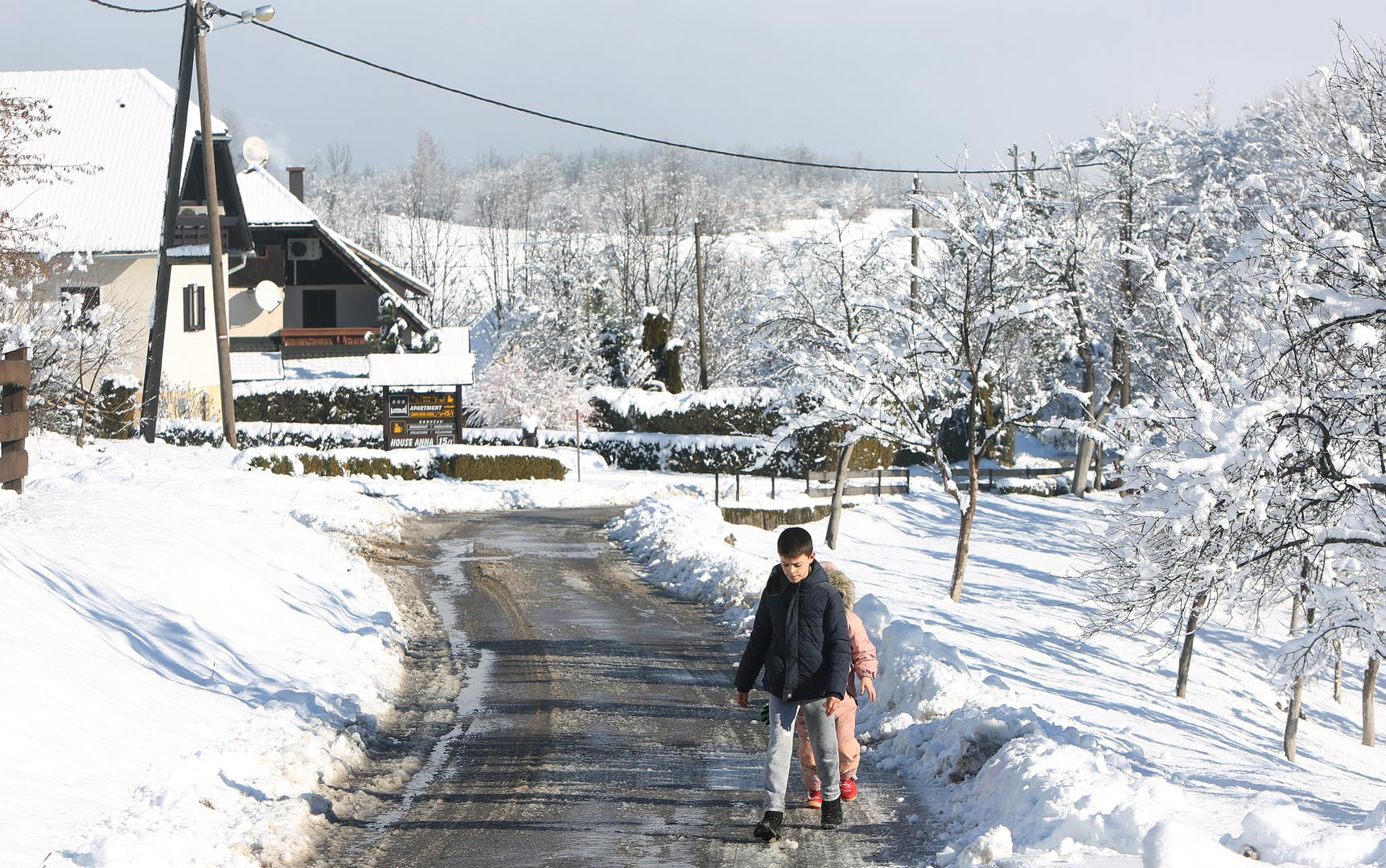  Plitvice i okolicu zabijelilo je desetak centimetara snijega.