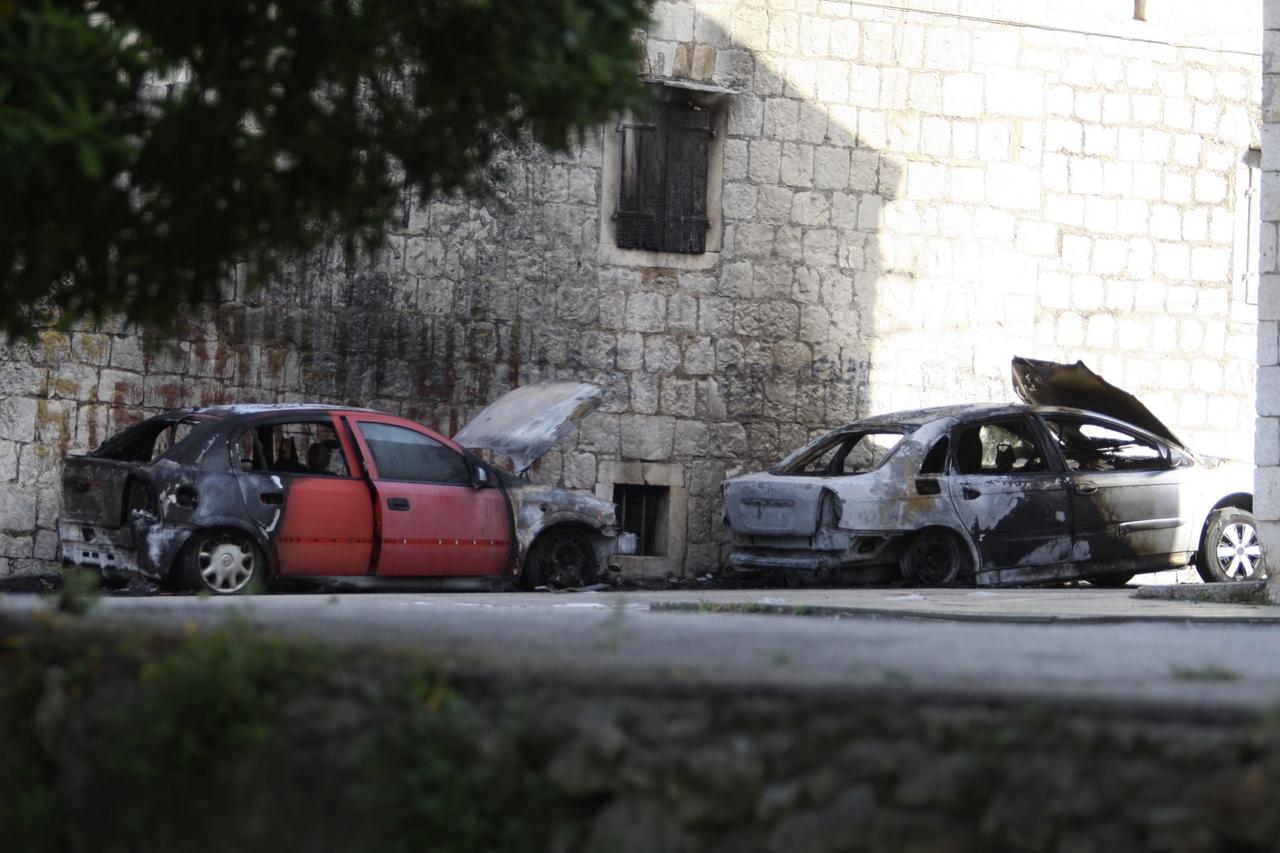 U Kaštel Sućurcu izgorjela dva automobila