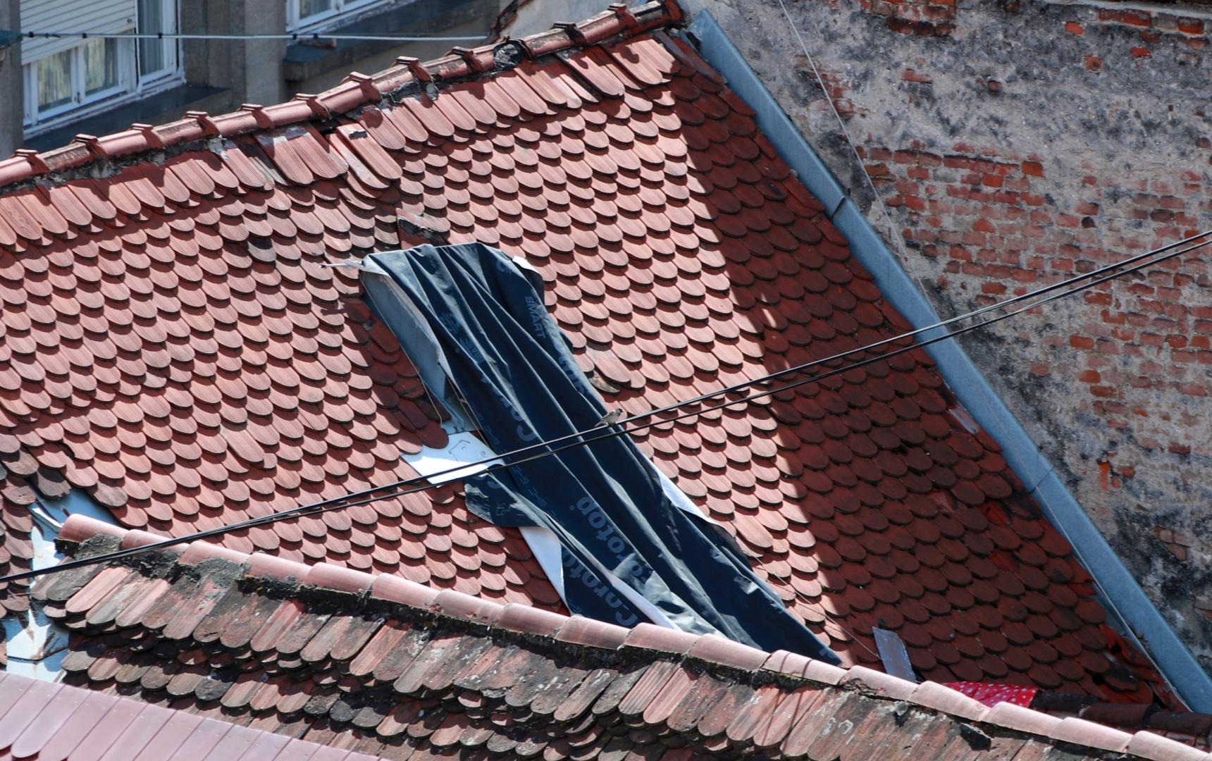 05.05.2020., Zagreb - Pogled s Gornjeg grada na Zagreb i unistene krovove, kuca i procelja te zgrade i rupe na krovovima pokrivene ceradom i najlonom nastale nakon potresa, a koje jos uvijek cekaju sanaciju i popravak. Photo: Sanjin Strukic/PIXSELL