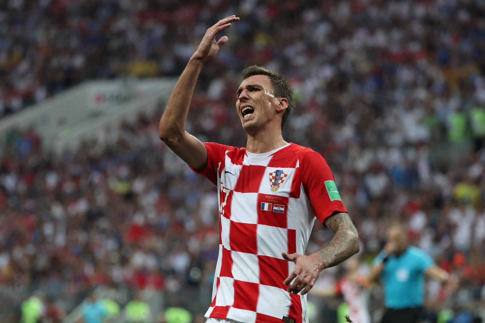 Hrvatski navijači se nisu predavali, baš kao niti nogometaši, niti u trenutku kada su Francuzi poveli 4-1. Mario Mandžukić je u 69. minuti smanjio na 2-4 i vratio nadu što je bio novi signal za buđenje tribina. 

