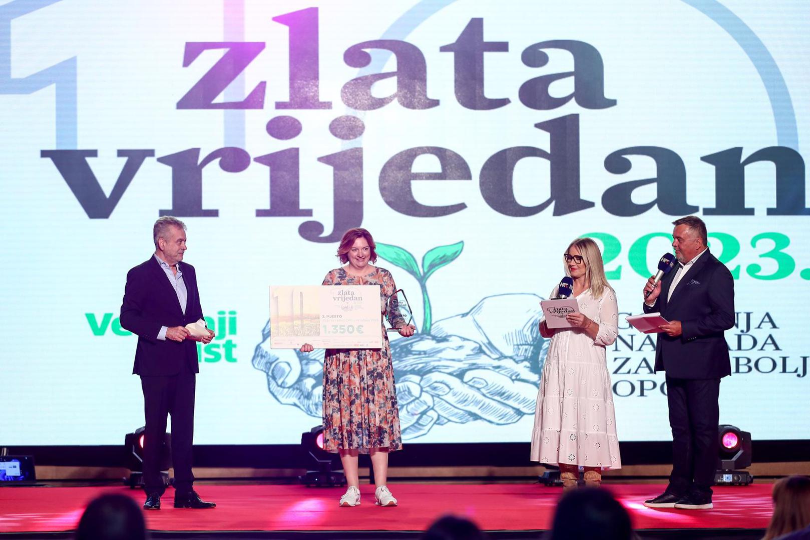 Treću nagradu odnio je OPG Darija Pocedulića, a uručio ju je urednik Zabavnog programa HRT-a Mario Sedmak