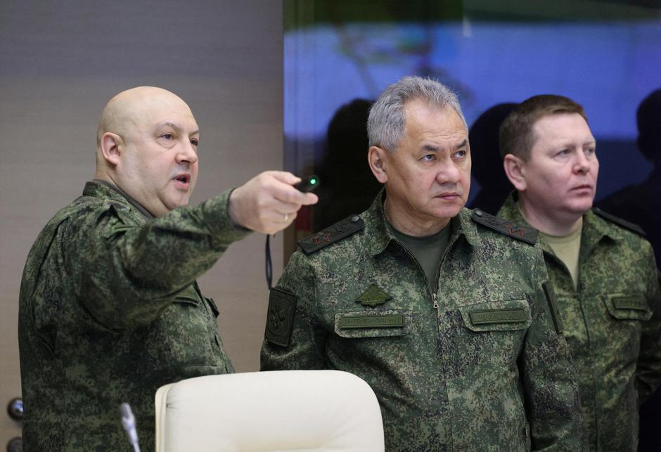 Russian Defence Minister Sergei Shoigu and General Sergei Surovikin visit the Joint Headquarters of the Russian armed forces, in an unknown location | Autor : SPUTNIK/REUTERS