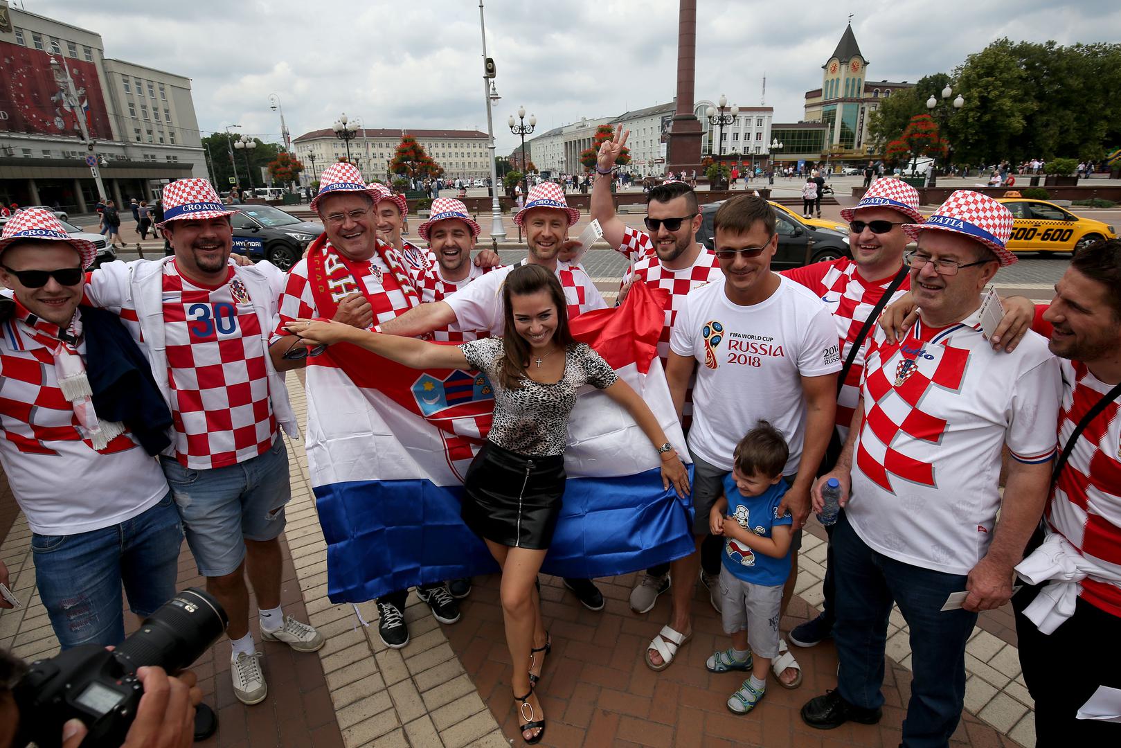 Hrvatski navijači ispunili su Kalinjingrad, a među njima su bile i atraktivne djevojke