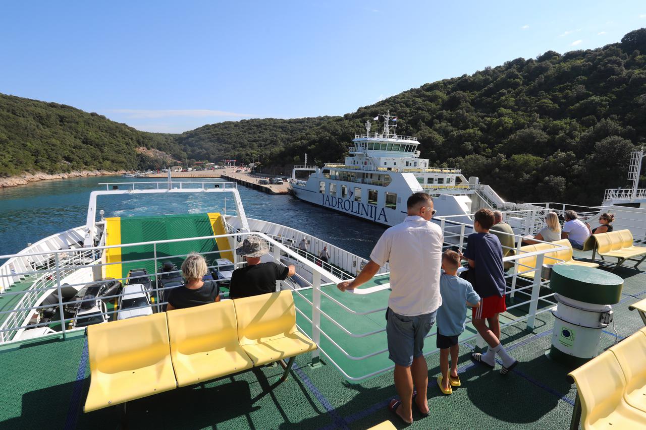 Krk: Putnici na Jadrolinijinom trajektu Bol putuju za Cres i Lošinj