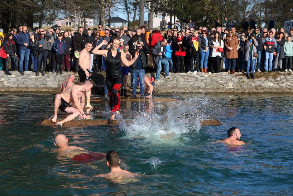 Ogulinci započeli 2022. tradicionalnim kupanjem u jezeru Sabljaci