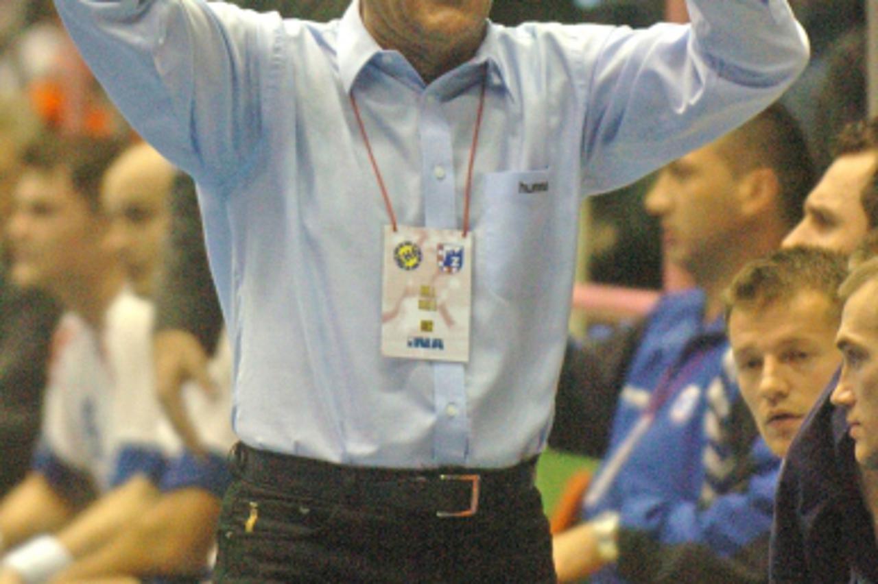 '09.10.2005.sport....zagreb...dom sportova...2.kolo lige europskih prvaka zagreb-portland san antonio.lino cervar trener zagreba.foto:marko prpic '