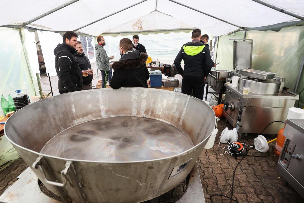 Volonteri i dalje kuhaju u Petrinji, a obroke isporučuje i Pleter