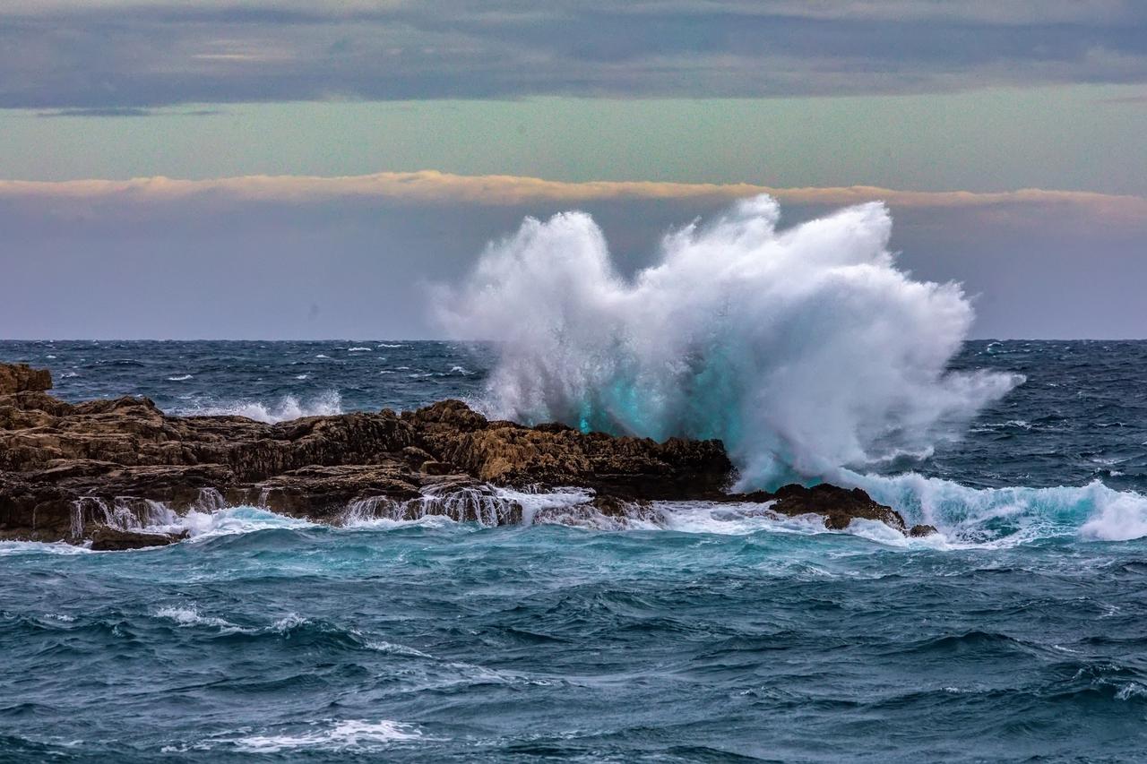 Pula: Valovi na Stoji