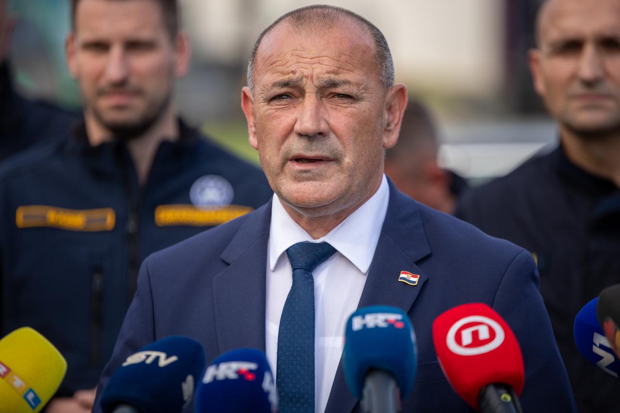 Osijek: Tomo Medved s kolegama na požarištu održao konferenciju za medije
