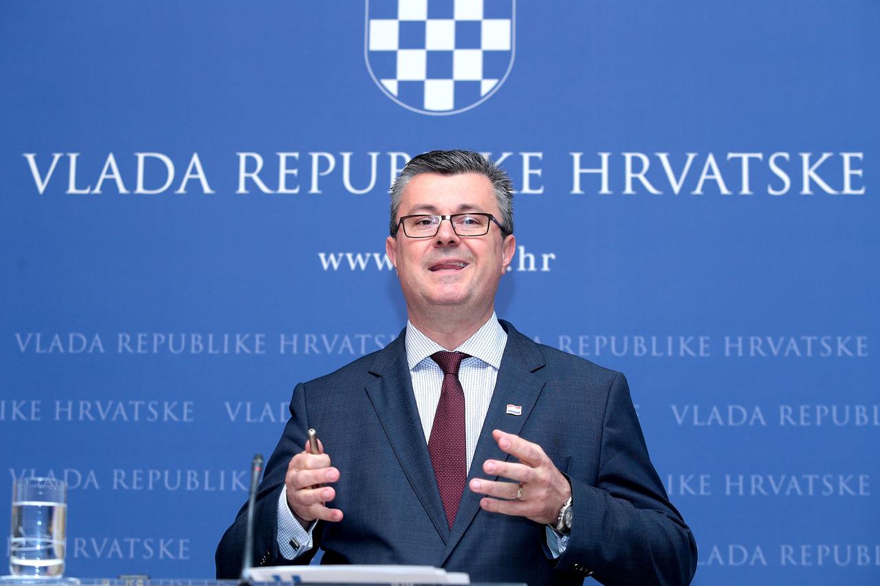 28.04.2016., Zagreb - Predsjednik Vlade RH Tihomir Oreskovic obrazlozio je na konferenciji za medije Nacionalni program reformi.  Photo: Patrik Macek/PIXSELL
