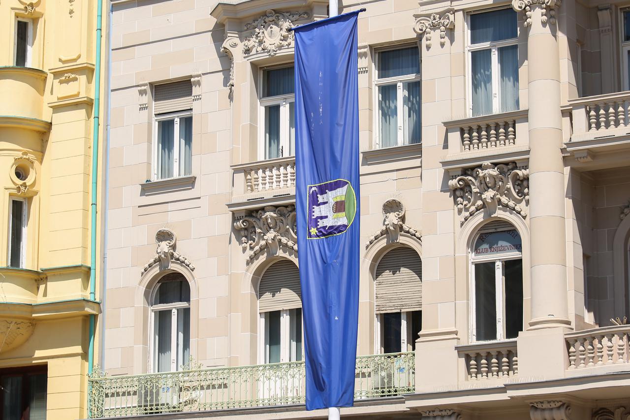 Zagreb: Podizanje zastava na Trgu bana Josipa Jelačića