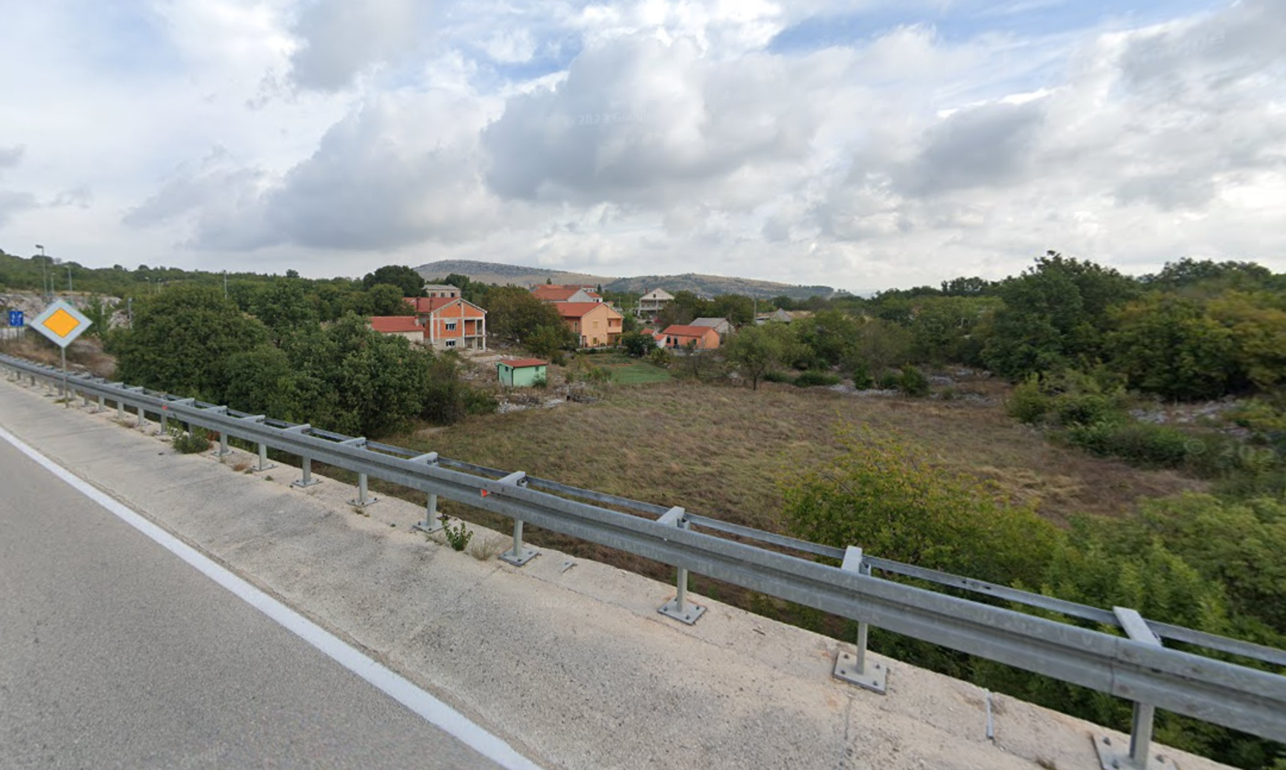 Prgomet u Splitsko-dalmatinskoj županiji: Glasovao 221 birač, Ivan Skelin (HDZ) bio je jedini kandidat i dobio 196 glasova. U imovinskoj kartici stoji da mu je plaća 1321,05 eura