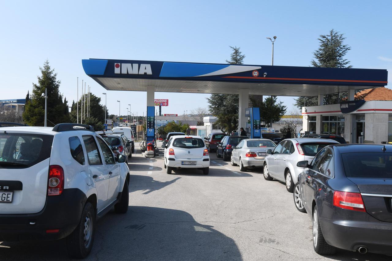 Gužve na benzinskim postajama zbog najavljenog poskupljenja naftnih derivata