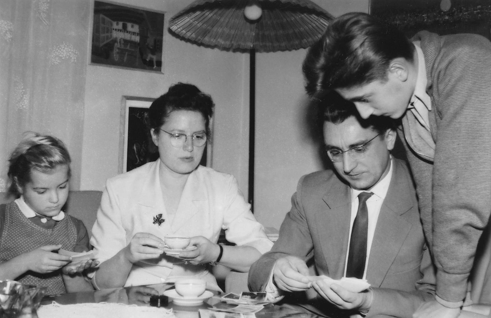 1960. godine – Ankica i Franjo Tuđman s kćeri Nevenkom i sinom Miroslavom u beogradskom stanu