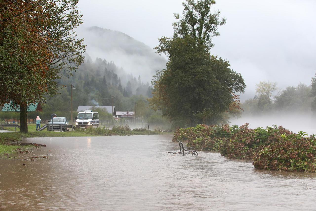 Obilna kiša izazvala je podizanje vodostaja rijeke Kupe i njenih pritoka koji su poplavili prometnice, kuće i vrtove