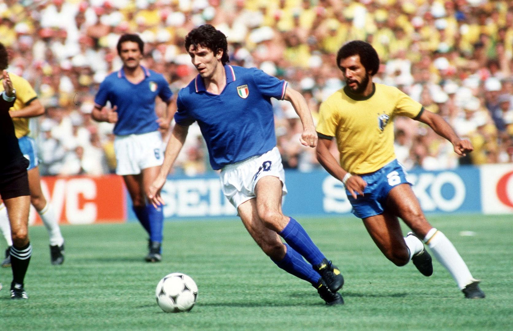 FILE PHOTO: Italy's Paolo Rossi gets away from Brazil's Junior FILE PHOTO: Football - 1982 FIFA World Cup - Second Phase Group 4 - Italy v Brazil - Estadio Sarria, Barcelona - 5/7/82 Italy's Paolo Rossi gets away from Brazil's Junior. Mandatory Credit: Action Images/File Photo Action Images