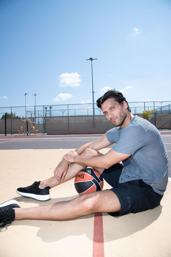 Petrova atletska građa, koja redovito dolazi do izražaja, rezultat je sportske prošlosti. U mladosti je godinama trenirao košarku, što mu je osiguralo stas koji mu je kasnije bio ključan za uspjeh u svijetu mode, ali mu je usadilo i pobjednički mentalitet.