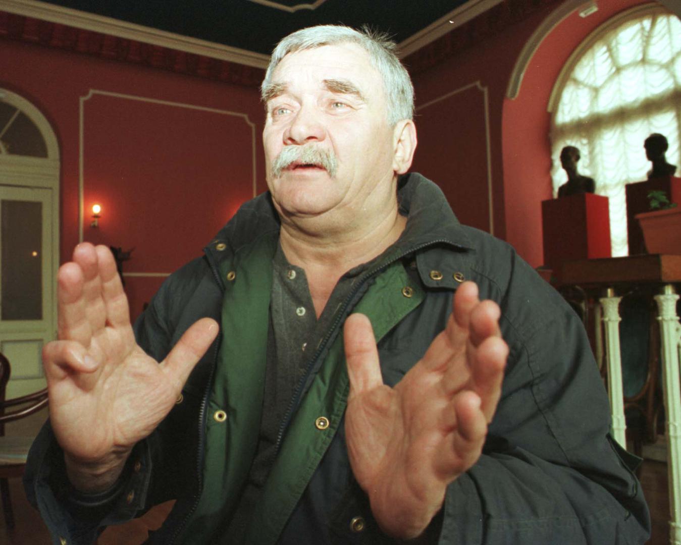 - Znao je da bez njega ne mogu napraviti film. Često je dolazio u moju kuću, spavao ovdje, a kad je jednom ušao u moju radnu sobu, rekao je: 'Kume moj, ovoliko knjiga, a nijedna bočica'. Jednom mi je rekao da bi dao sve na svijetu da me vidi pijanog, govorio je Antun Vrdoljak o Borisu Dvorniku. 