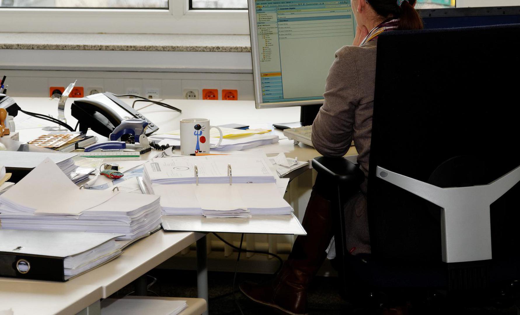 OVI indeks za srpanj je pao za jedan posto u odnosu na isti lanjski mjesec, a pad je zabilježen i na mjesečnoj razini, i to treći mjesec zaredom, ovaj put za 3,2 posto, objavio je Ekonomski institut, Zagreb (EIZ). "OVI indeks je na godišnjoj razini u srpnju pao za jedan posto, nakon blažeg pada u svibnju i umjerenog oporavka u lipnju. Sudeći prema desezoniranim podacima i kretanju indeksa u usporedbi s prethodnim mjesecima, zabilježen je pad treći mjesec zaredom. Smanjenje u svibnju iznosilo je tri posto, 6,2 posto u lipnju te dodatnih 3,2 posto u srpnju. Drugo tromjesečje je stoga u odnosu na prethodno završilo u minusu od dva posto, a i početak trećeg tromjesečja započeo je padom", navedeno je u objavi na internetskoj stranici EIZ-a.