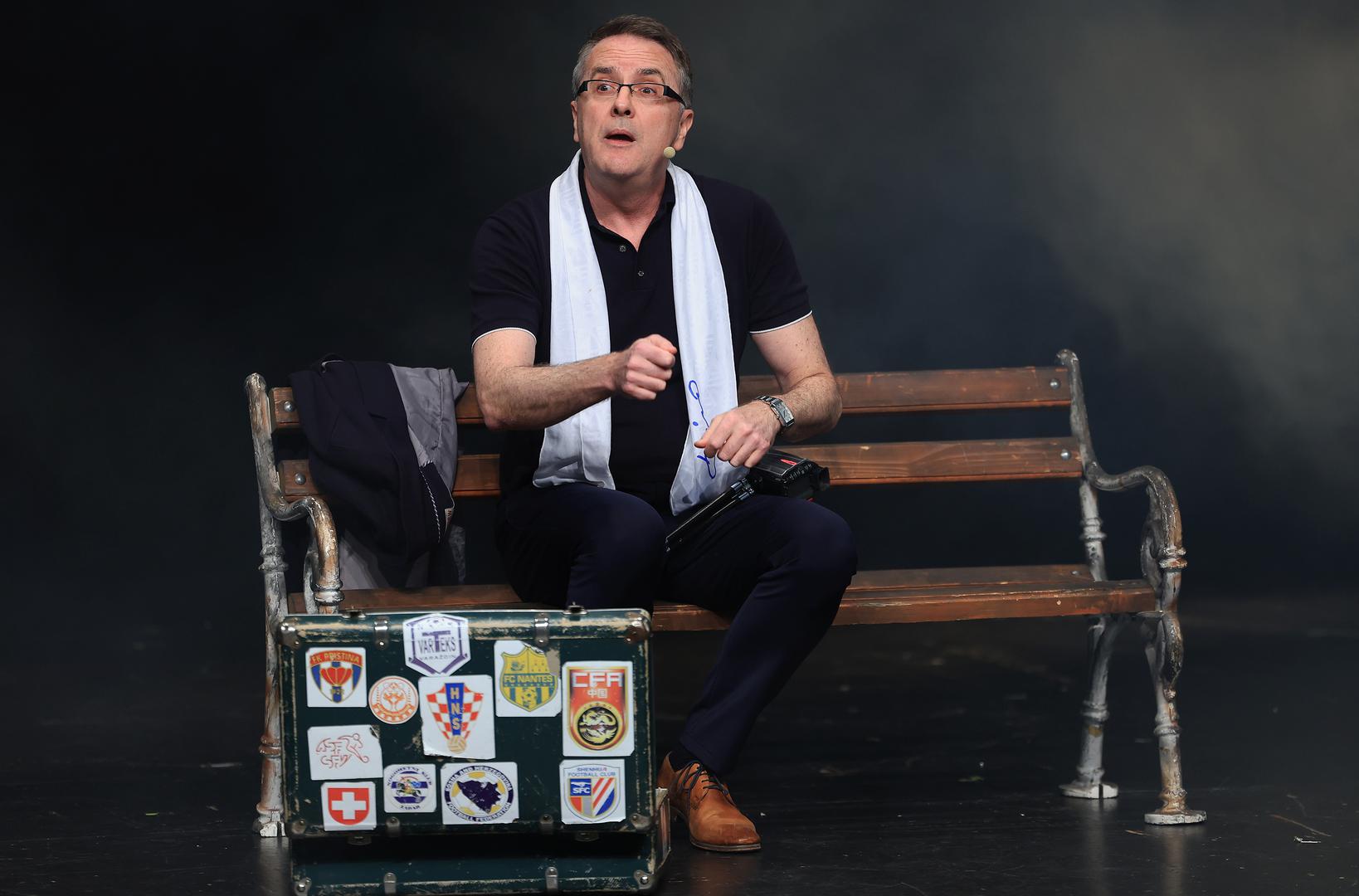 Na pozornicu je, pred rasprodanom dvoranom, ponovno stao Tarik Filipović, autor i interpret monodrame posvećene životu i liku Miroslava Ćire Blaževića, legendarnog hrvatskog nogometnog trenera. Izvedba je imala snažan simbolički značaj jer je održana uoči obljetnice Ćirina rođenja te dan nakon godišnjice njegove smrti, što je cijeloj večeri dalo posebnu emotivnu težinu