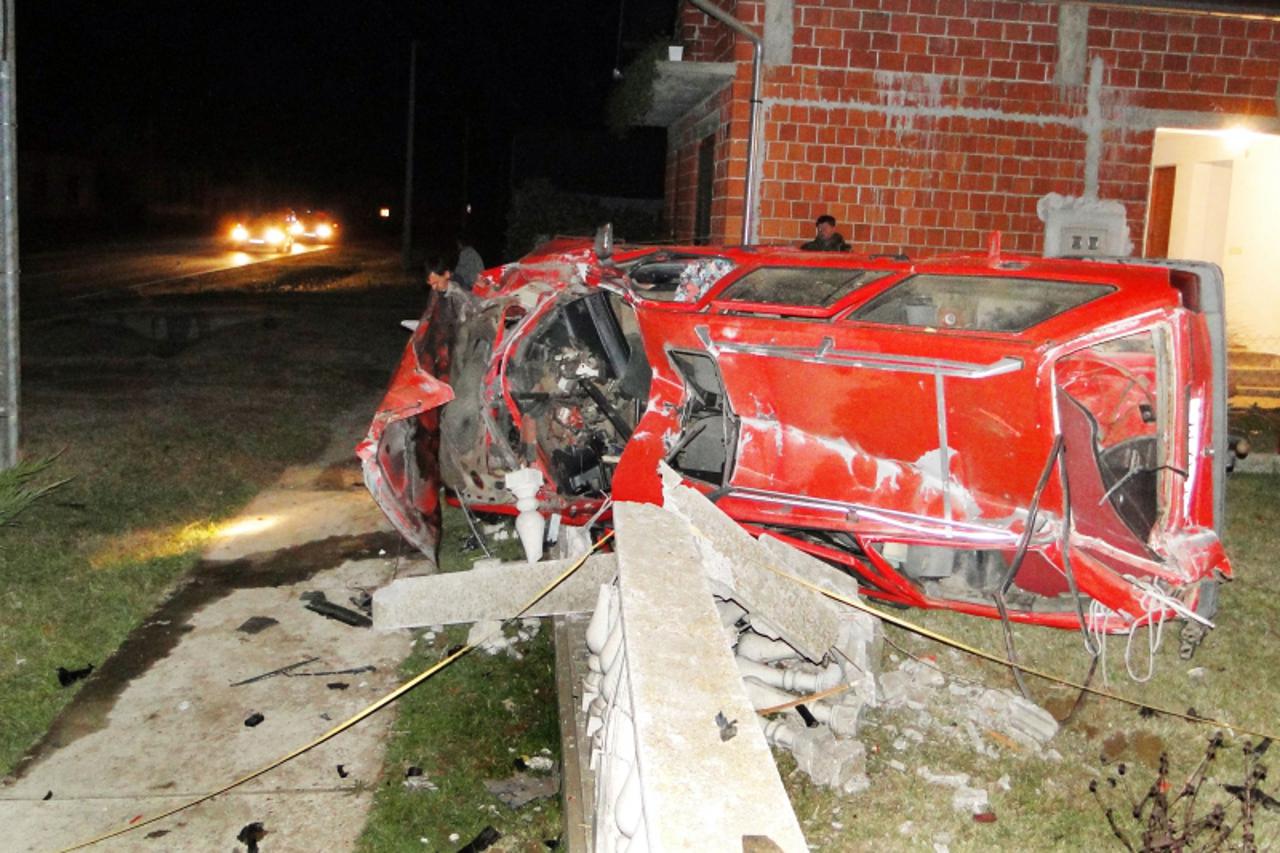 prometna, nesreća, betonski zid