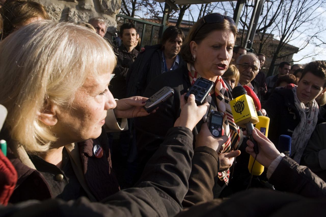 \'19.11.2010., Zagreb, Ispred instituta Rudjer Boskokovic u organizaciji Zelene liste odrzan je prosvjed zbog odluke da su u institutu odlaze radioaktivni otpad. Vlasta Toth i Danica Ramljak Photo: Ze