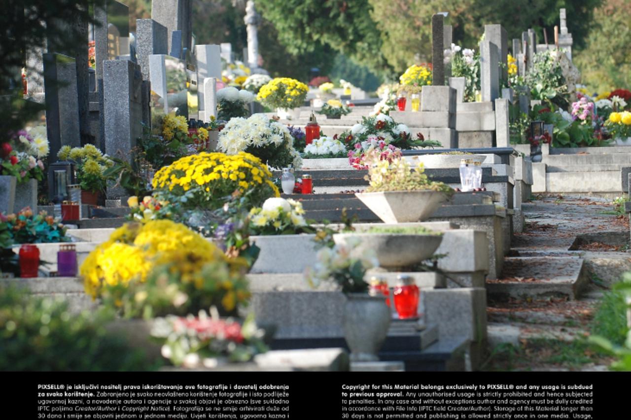 '31.10.2012., Zagreb - Gradjani uoci dana Svih Svetih obisli groblje na Mirogoju.  Photo: Luka Stanzl/PIXSELL'