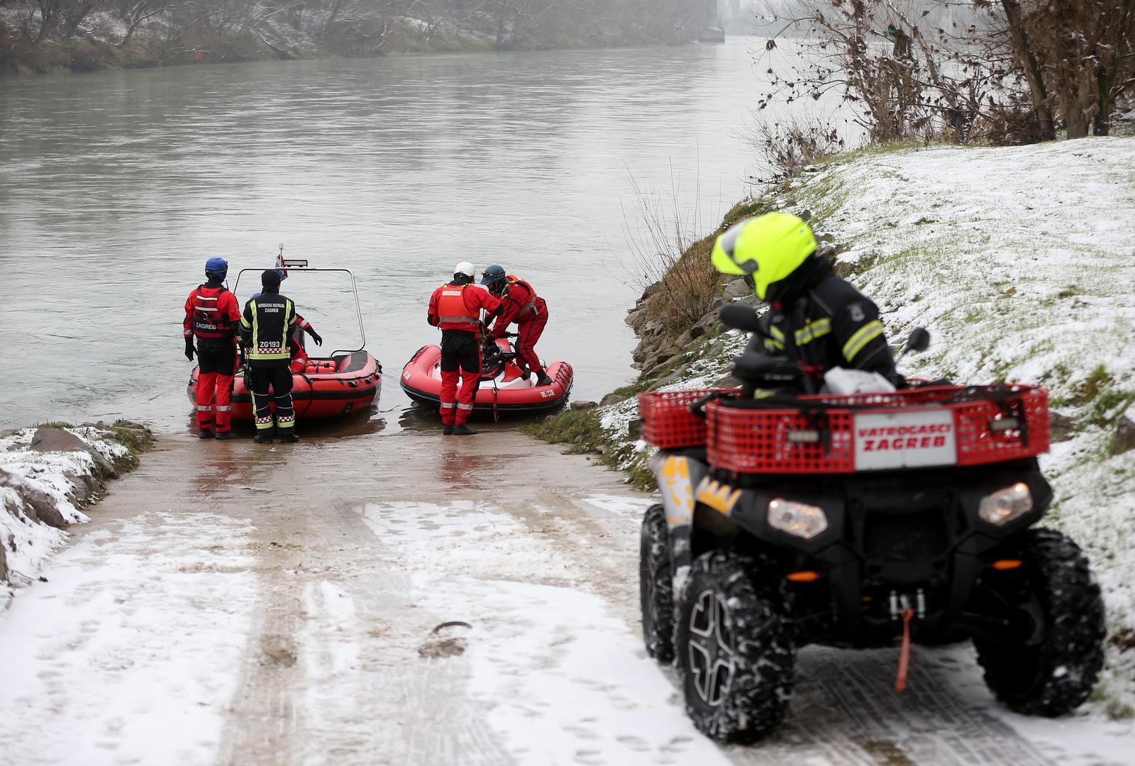 16.01.2025., Zagreb - Vatrogasci, policija, HGSS i Civilna zastita uz rijeku Savu kod toplane nastavljaju s potragom za nestalim dijetetom. Photo: Zeljko Lukunic/PIXSELL