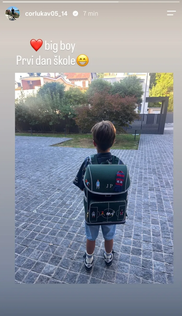 Početak školske godine poseban je trenutak za svaku obitelj, a danas su posebno emotivan dan dočekali i pjevačica Franka Batelić (34) i bivši hrvatski nogometni reprezentativac Vedran Ćorluka (40). Njihov stariji sin Viktor napravio je veliki životni korak i krenuo u prvi razred osnovne škole.

