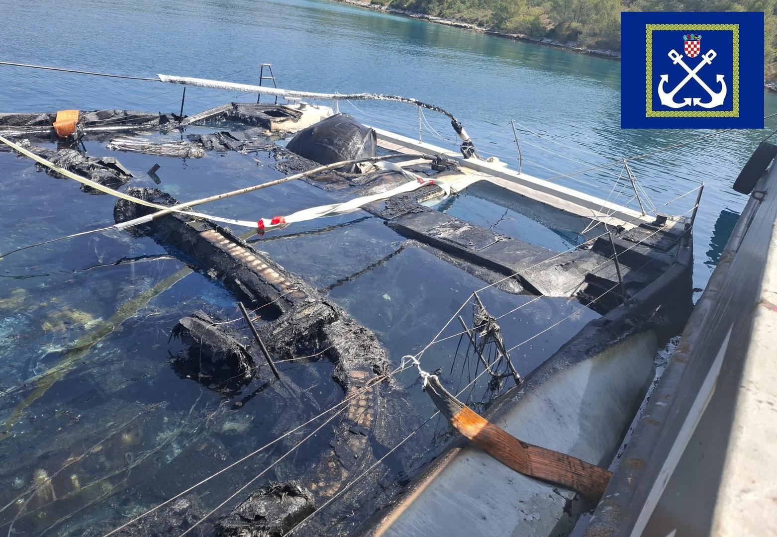 Plovilo je ostalo osigurano na vezu do završetka inspekcijskog nadzora i provjere tehničke ispravnosti za plovidbu. Na mjestu incidenta nije zabilježeno onečišćenje mora, a očevid provodi Lučka kapetanija Pula.