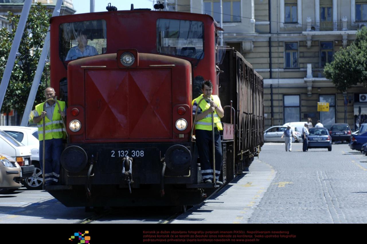 '29.05.2011. Rijeka - Teretni vlak koji prevozi teret sa kontejnerskog terminala na Brajdici u rijecku luku prolazi prugom kroz centar grada. Photo: Goran Kovacic/PIXSELL'