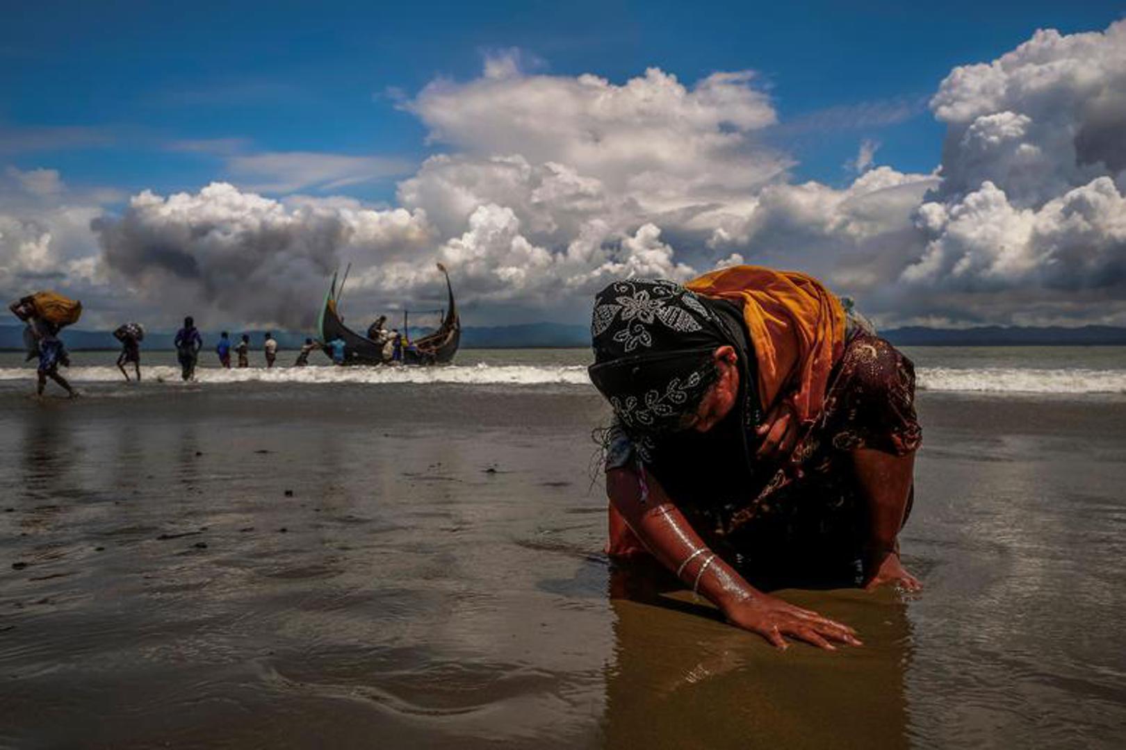 Iscrpljena muslimanka iz naroda Rohindža uspjela je brodom prijeći granicu između Mjanmara, odakle je njezin narod potjeran, i Bangladeša, u kojem je pronašao privremeni dom