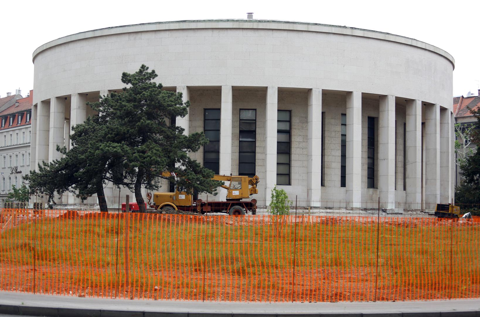Kako su ranije objasnili u Gradu, ideja je bila urediti prostor oko Hrvatskog društva likovnih umjetnika (HDLU), a "Džamija" i parkirališna mjesta u Ulici Franje Račkog trebala su postati dio pješačke zone koja bi se protezala od Branimirca do Trga hrvatskih velikana. 