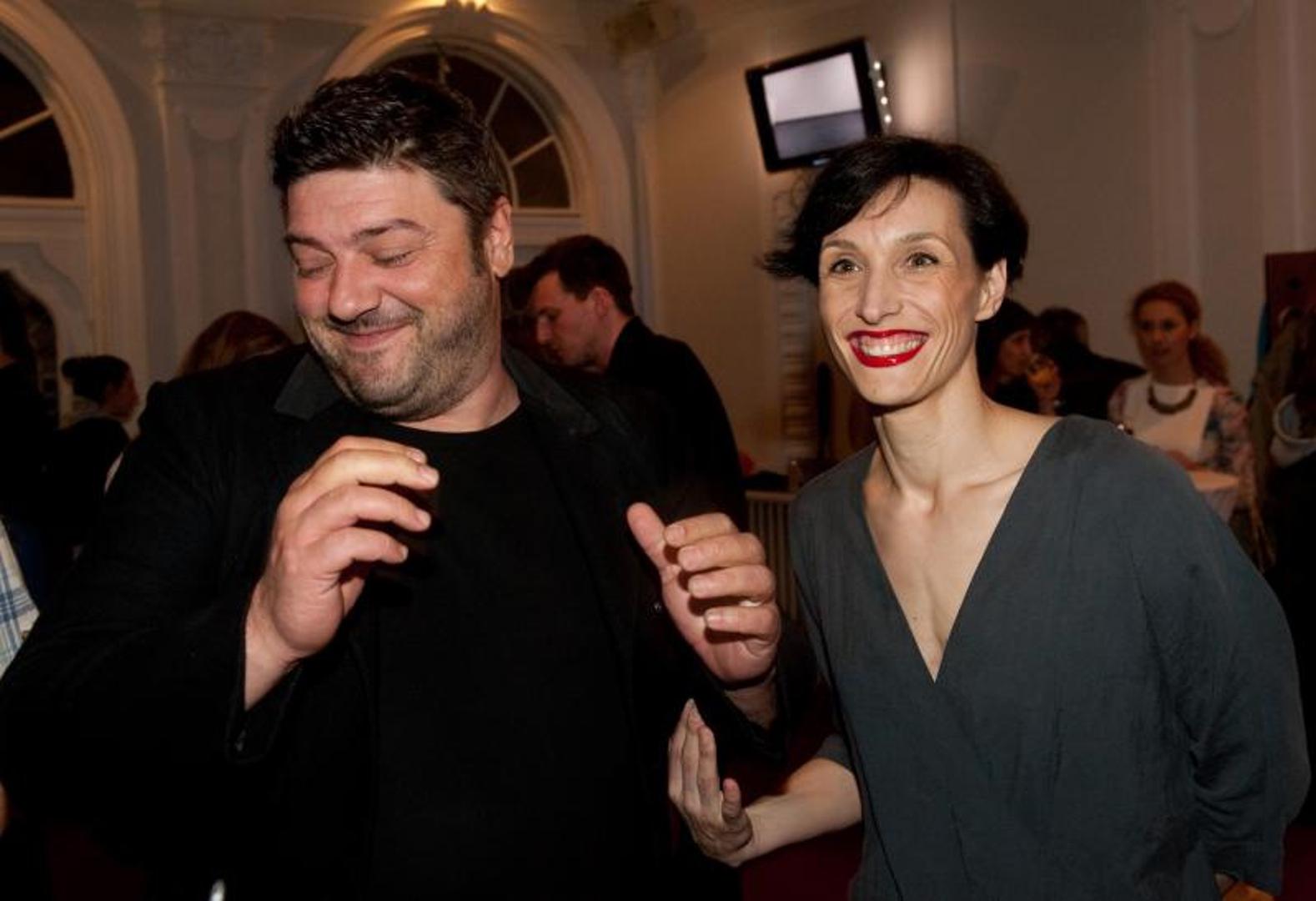 Rastajemo se kao supružnici od stola i postelje, ali se kao roditelji, prijatelji i suradnici i dalje sastajemo - napisali su Larisa Lipovac i Goran Navojec kada su se razvodili 2015.. Sin Grgur najvažnija im je osoba i centar njihove pažnje. 