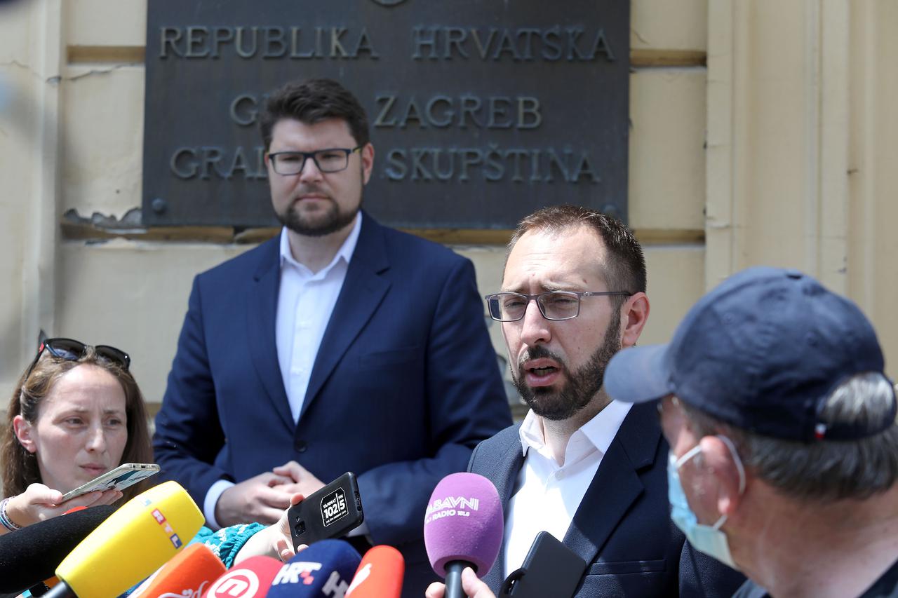 Na konferenciji za medije odrzanoj ispred Stare gradske vijecnice Pedja Grbin i Tomislav Tomasevic