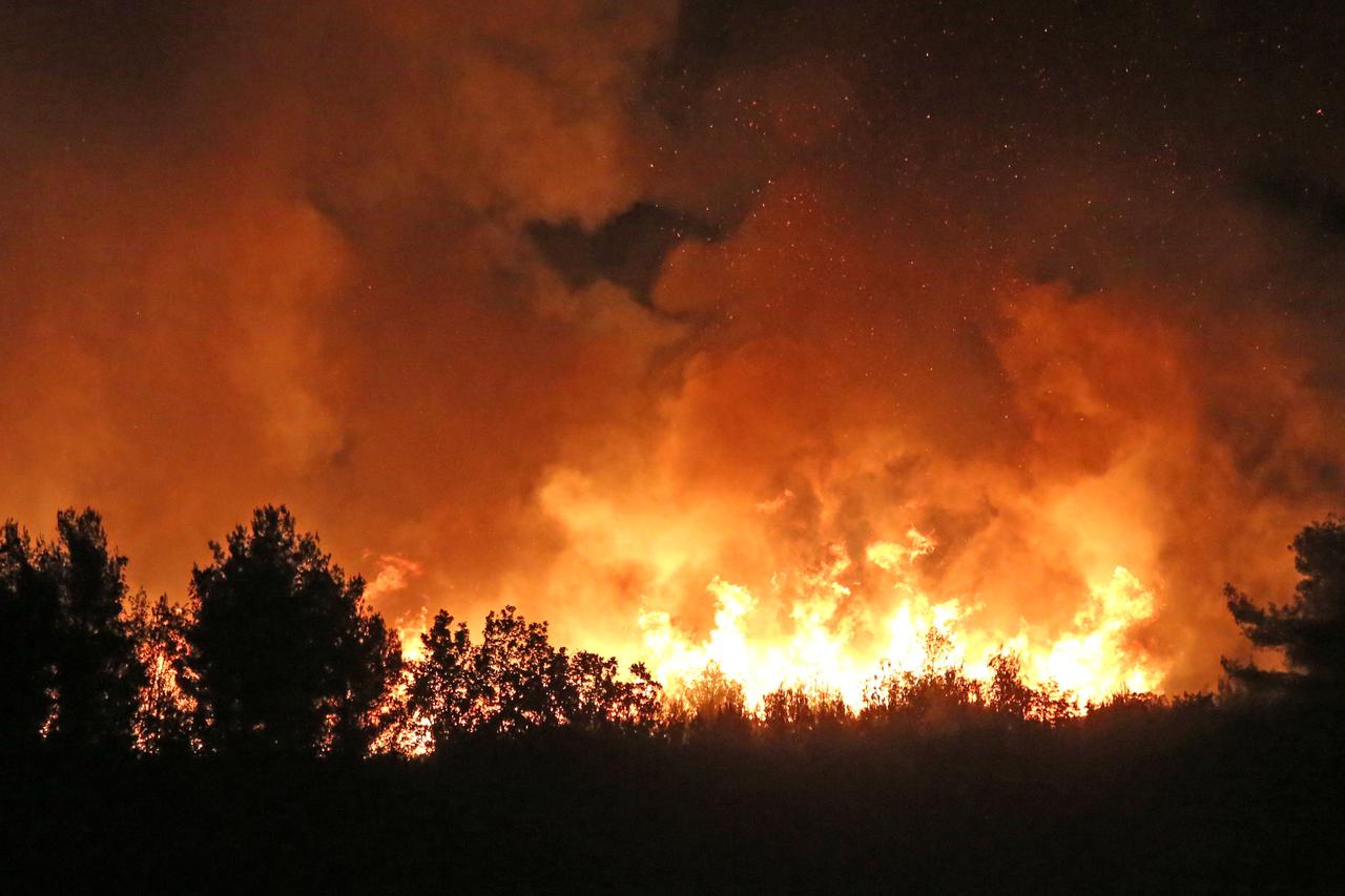 Od čvora Vrpolje prema Perkoviću rasplamsao se veliki požar