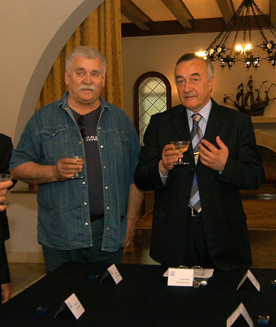 Unatoč bliskom prijateljstvu, Vrdoljak ga je uklonio iz projekta Prosjaci i sinovi. Dvornik je prvotno bio dio glumačke postave, no u tom je razdoblju prolazio kroz težak osobni period zbog bolesti oca, što se odrazilo i na njegovo ponašanje. Tijekom snimanja više nije mogao funkcionirati, pa ga je redatelj morao poslati kući. Njihov odnos potom je bio narušen godinama.