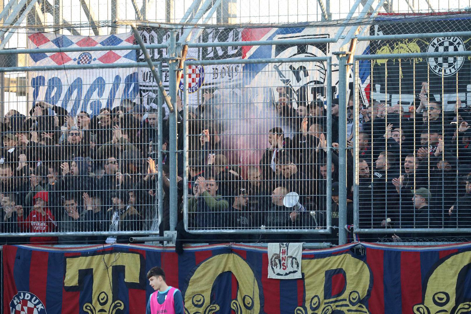 Poznata po gomili pirotehničkih sredstava koje donose na utakmice, danas ih je u Rijeci dočekao poseban aranžman.