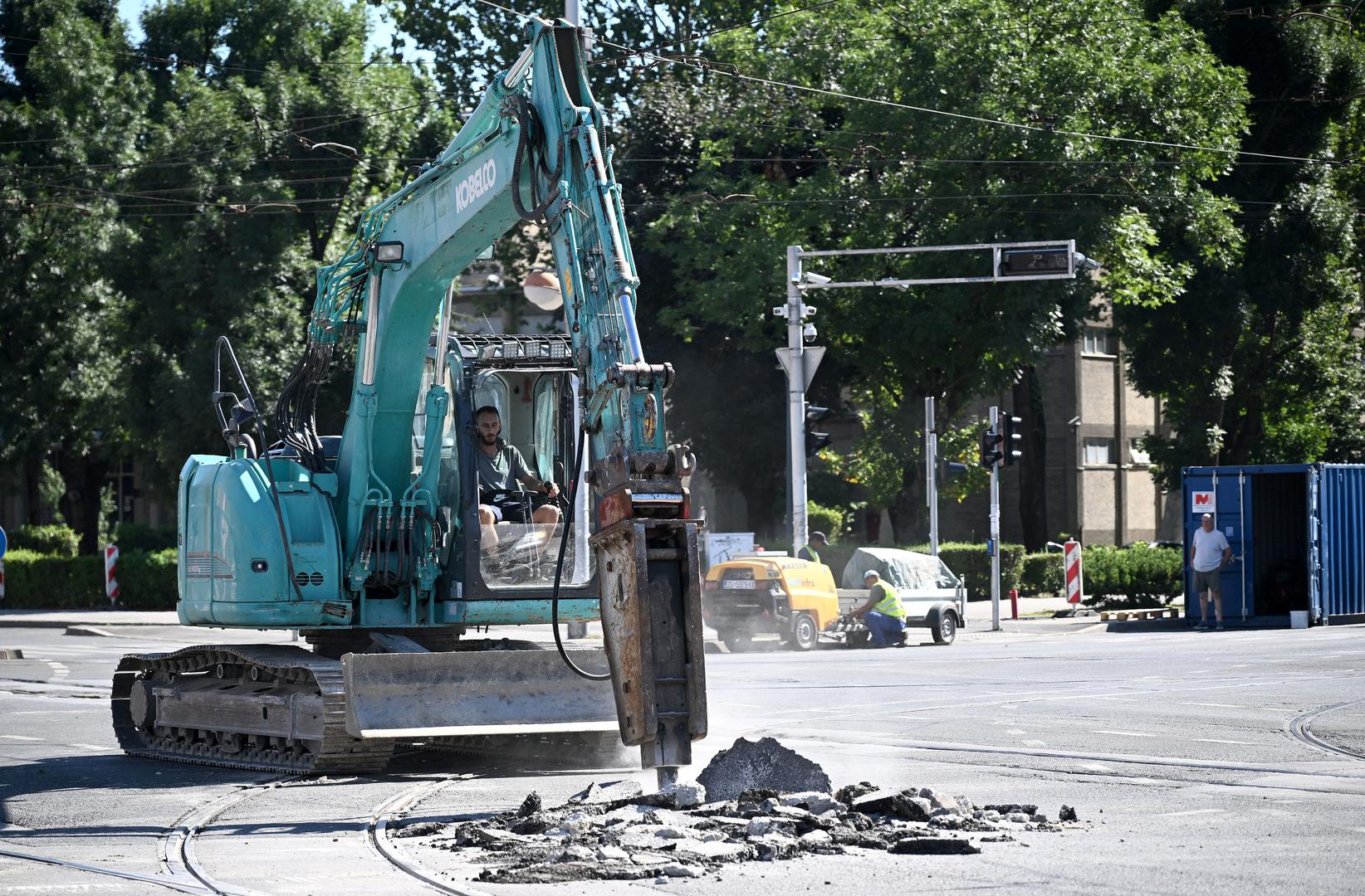Istodobno je, zbog radova na tramvajskoj infrastrukturi, od danas do 17. kolovoza obustavljen tramvajski promet na dionici od Savske ceste do Avenije Marina Držića. 