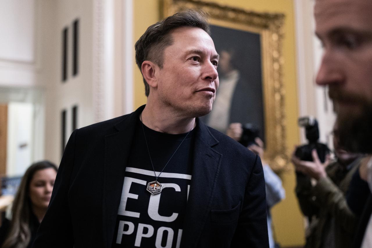 Elon Musk in Capitol 4/5
