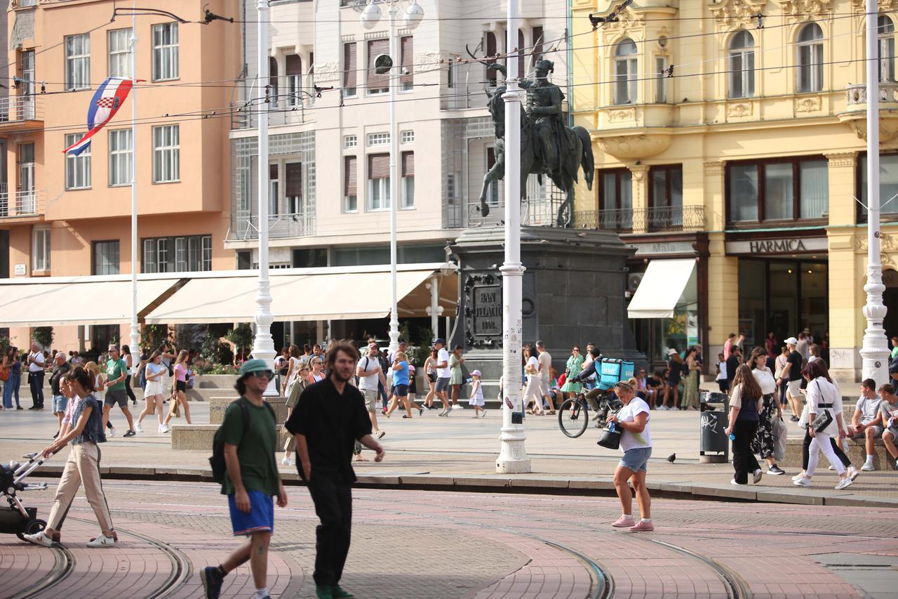 Zagreb: Sunčano popodne građani i turisti iskoristili za šetnju gradom