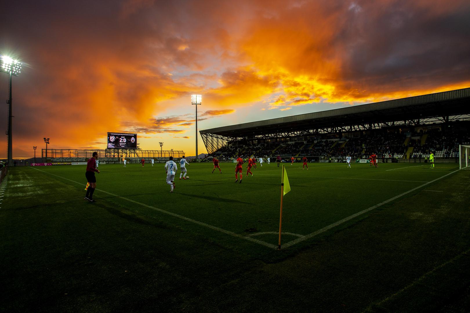 Rijeka: Obojano nebo tijekom zalaska sunca na utakmici Rijeka - Lokomotiva 08.12.2018.