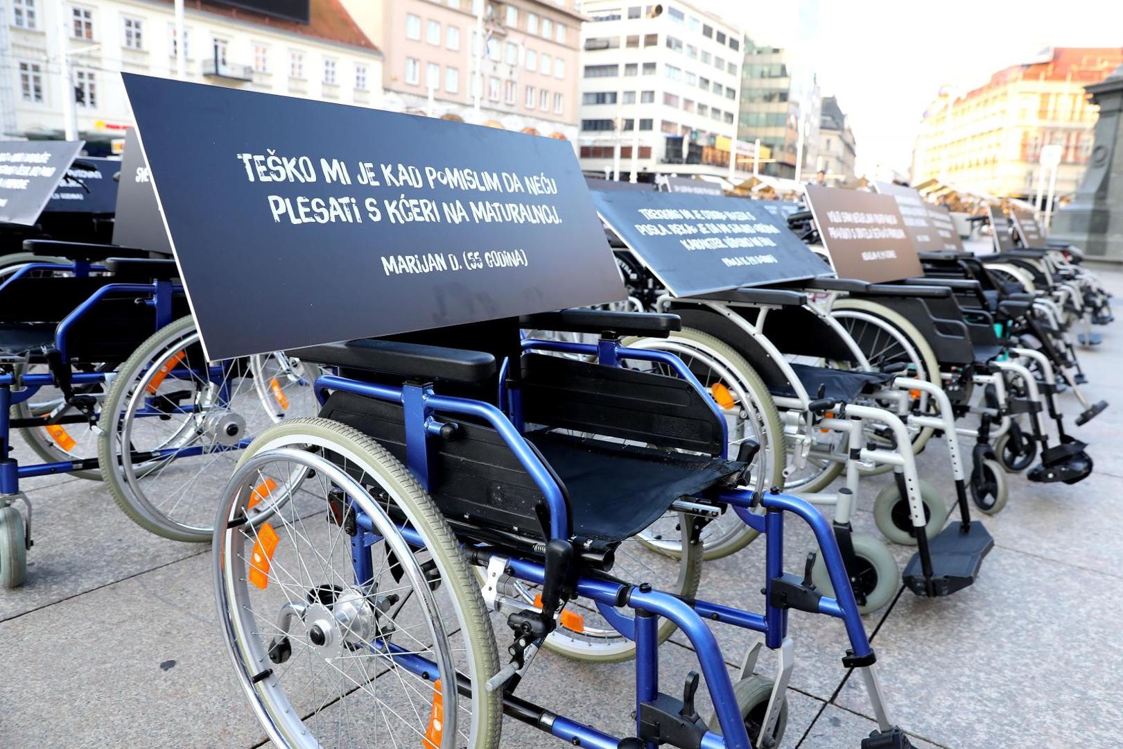 20.10.2020., Zagreb - Postavljanjem 100 invalidskih kolica s porukama koje simboliziraju godisnji prosjek osoba u Republici Hrvatskoj koje, zbog posljedica prometnih nesreca postanu nepokretne i budu primorane na zivot u invalidskim kolicima pocela je akcija na Trgu bana Jelacica. Photo: Patrik Macek/PIXSELL