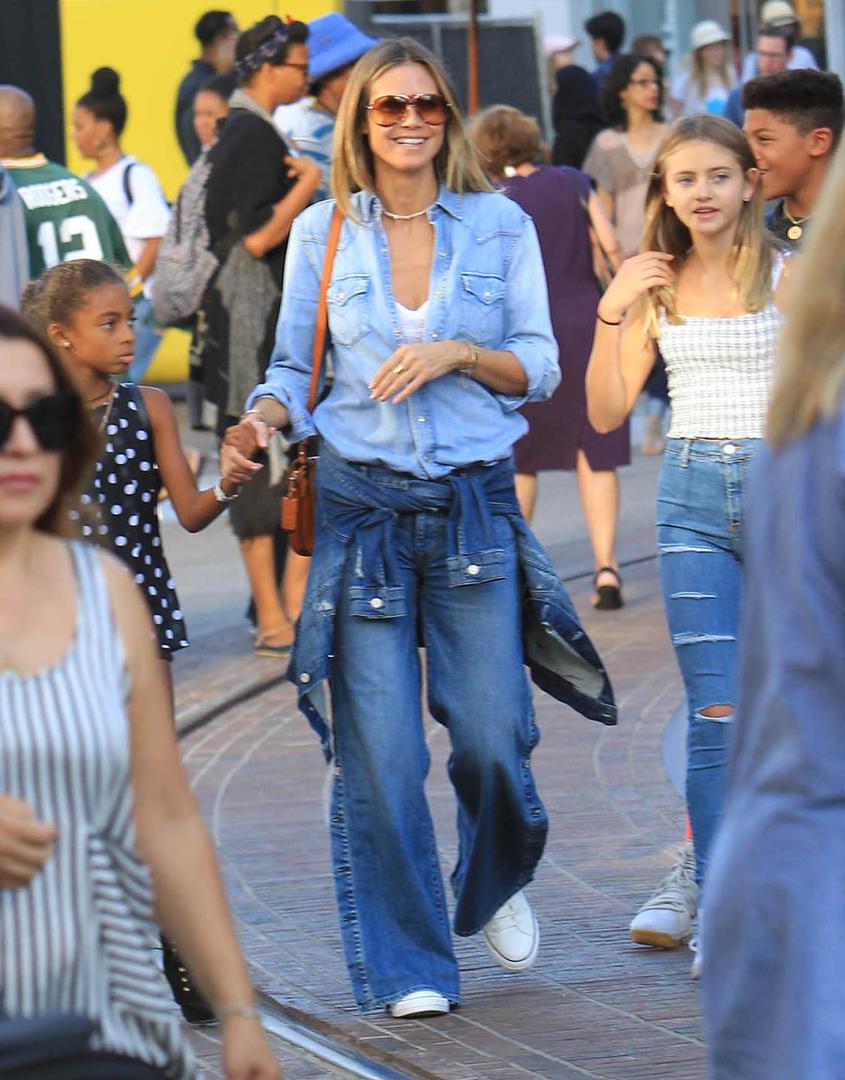 Bivši top model i dalje ima manekensku liniju, a za ležernu šetnju odabrala je traperice, jeans košulji i jeans jaknu koju je zavezala oko struka. 